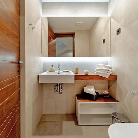 Luxury Delight I In With Private Pool, Gym, Sauna & Jacuzzi * Promajna