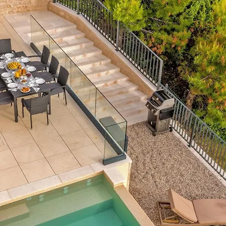 Luxury Delight I In With Private Pool, Gym, Sauna & Jacuzzi *
