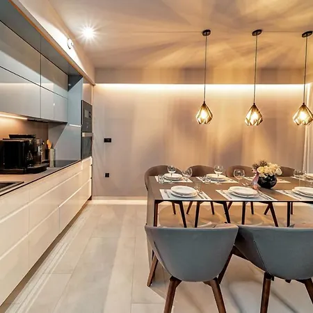 Luxury Delight I In With Private Pool, Gym, Sauna & Jacuzzi *