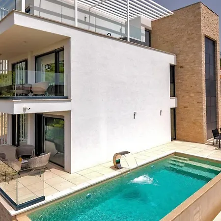 Villa Luxury Delight I In With Private Pool, Gym, Sauna & Jacuzzi Promajna