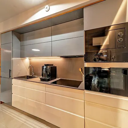Luxury Delight I In With Private Pool, Gym, Sauna & Jacuzzi Promajna