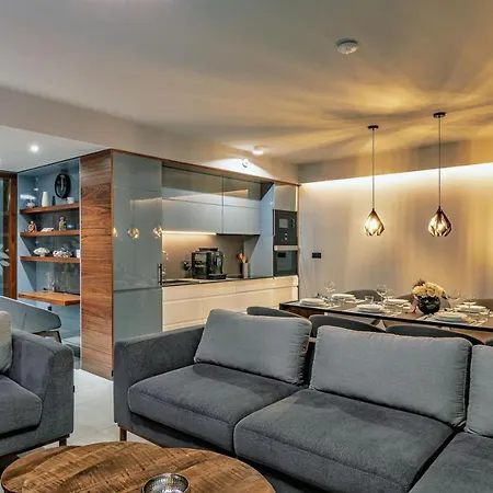 Villa Luxury Delight I In With Private Pool, Gym, Sauna & Jacuzzi *