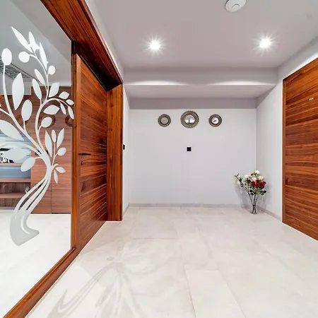Luxury Delight I In With Private Pool, Gym, Sauna & Jacuzzi Villa Promajna