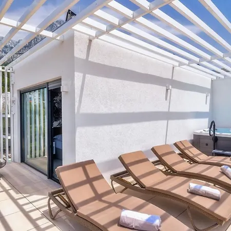 Luxury Delight I In With Private Pool, Gym, Sauna & Jacuzzi Promajna