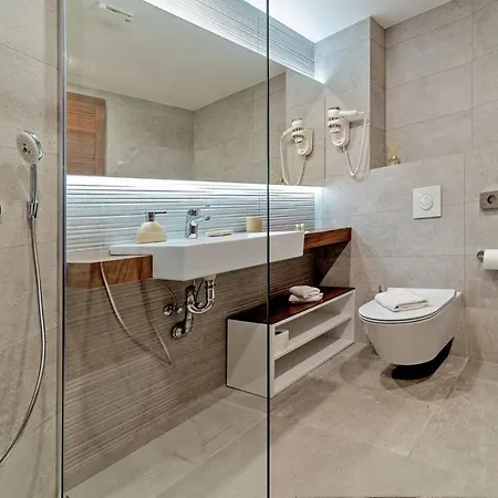 Luxury Delight I In With Private Pool, Gym, Sauna & Jacuzzi Villa Promajna