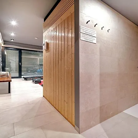 Luxury Delight I In With Private Pool, Gym, Sauna & Jacuzzi Promajna